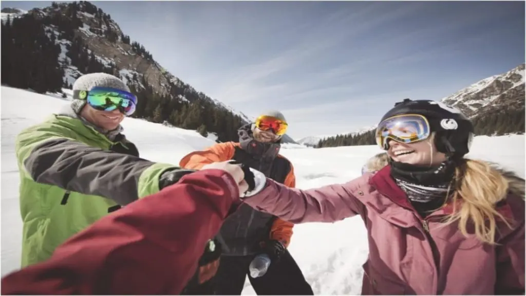kirguistan ski friends.webp
