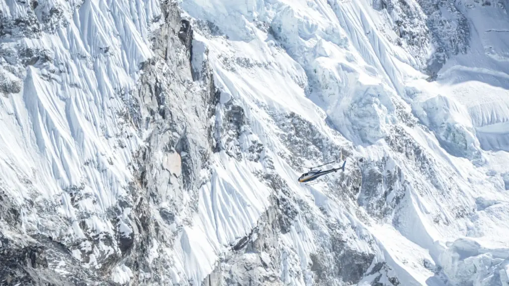 heliski on nepal.webp