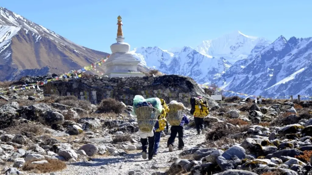 Kianjin Gompa Stupa Lantang.webp