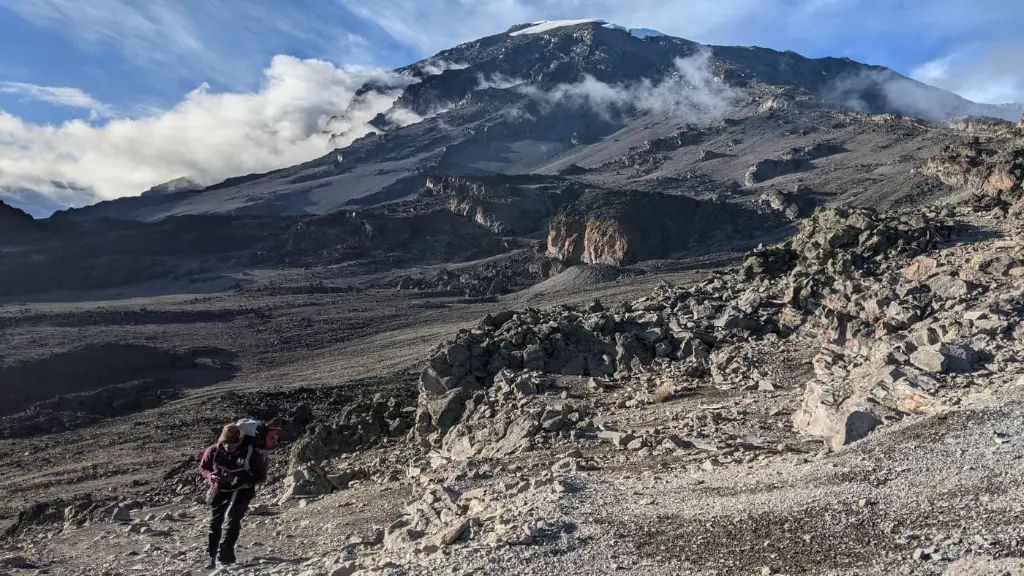 kilimanjaro montaña trekking.webp